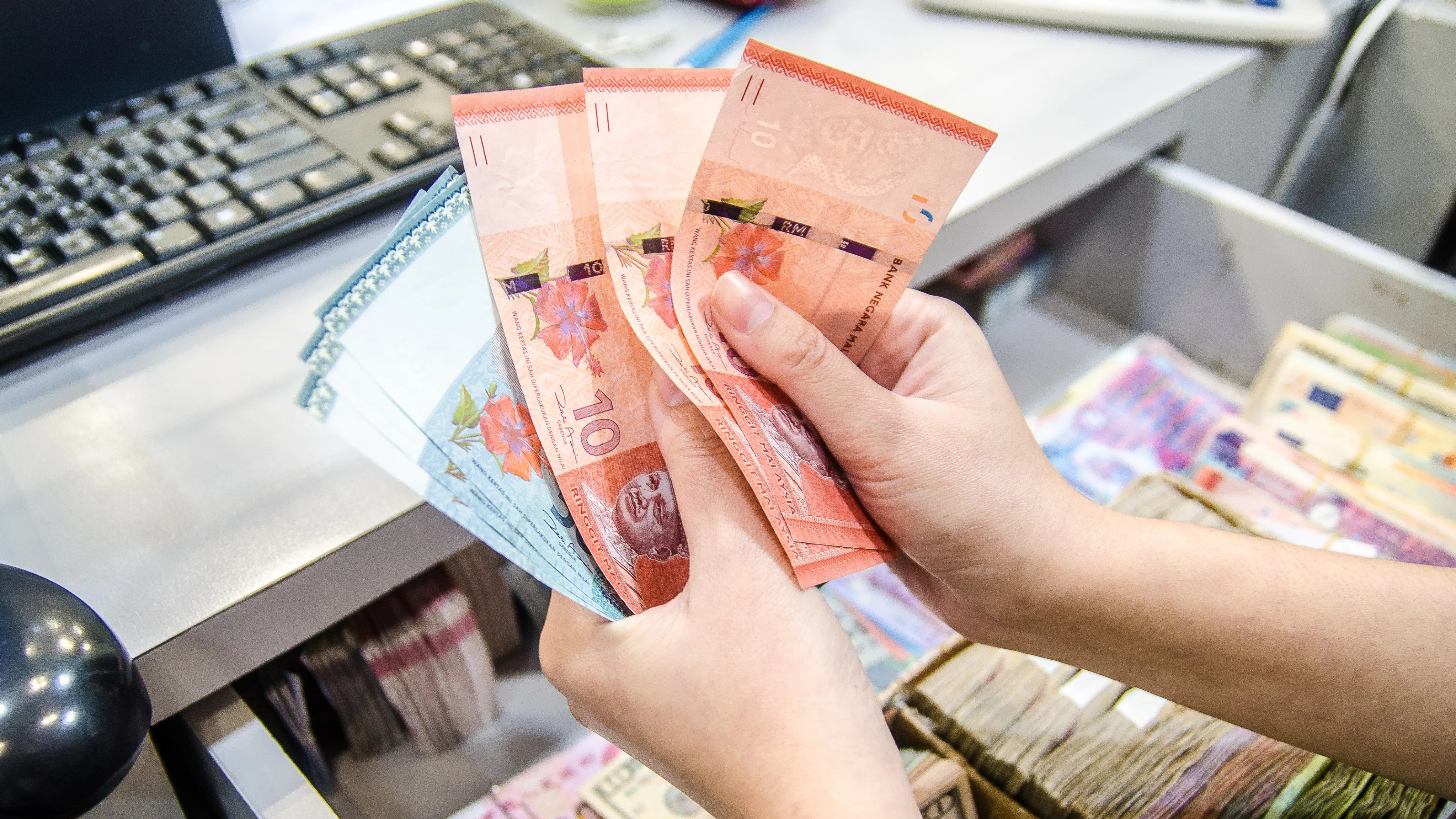 Policy Stability and US Dollar Weakness Propel Ringgit to 3.98