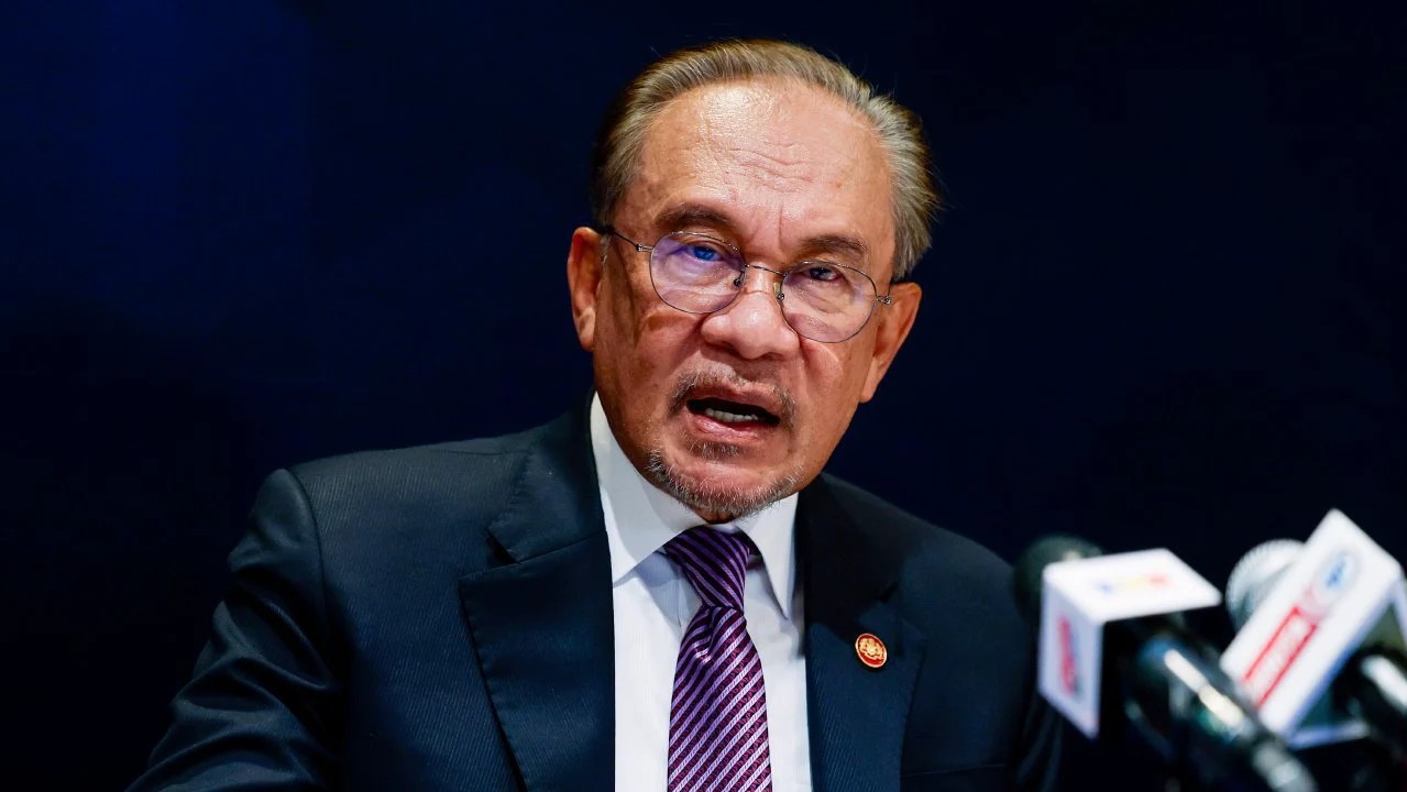 PM Anwar Signals Cautious Stance on US Trade Pact Amid Legal Shifts