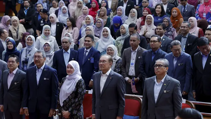 Anwar Urges Separate Identity for Form Six Students Within School Compounds