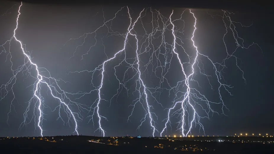 Thunderstorms, Heavy Rain, and Strong Winds Expected Across Malaysia Until 6pm