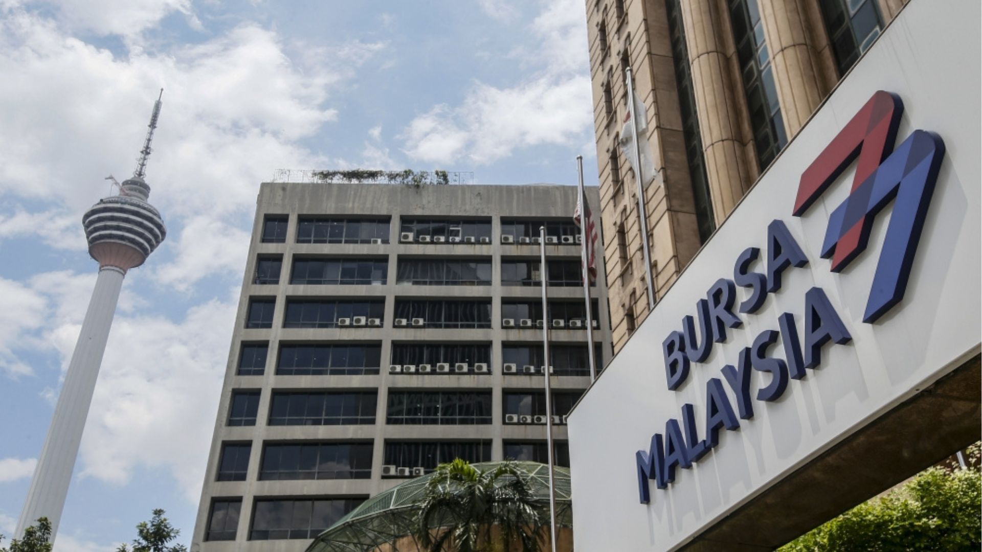 FBM KLCI Dips to 1,730.54 as Declining Oil Prices Drag Commodity Heavyweights Lower