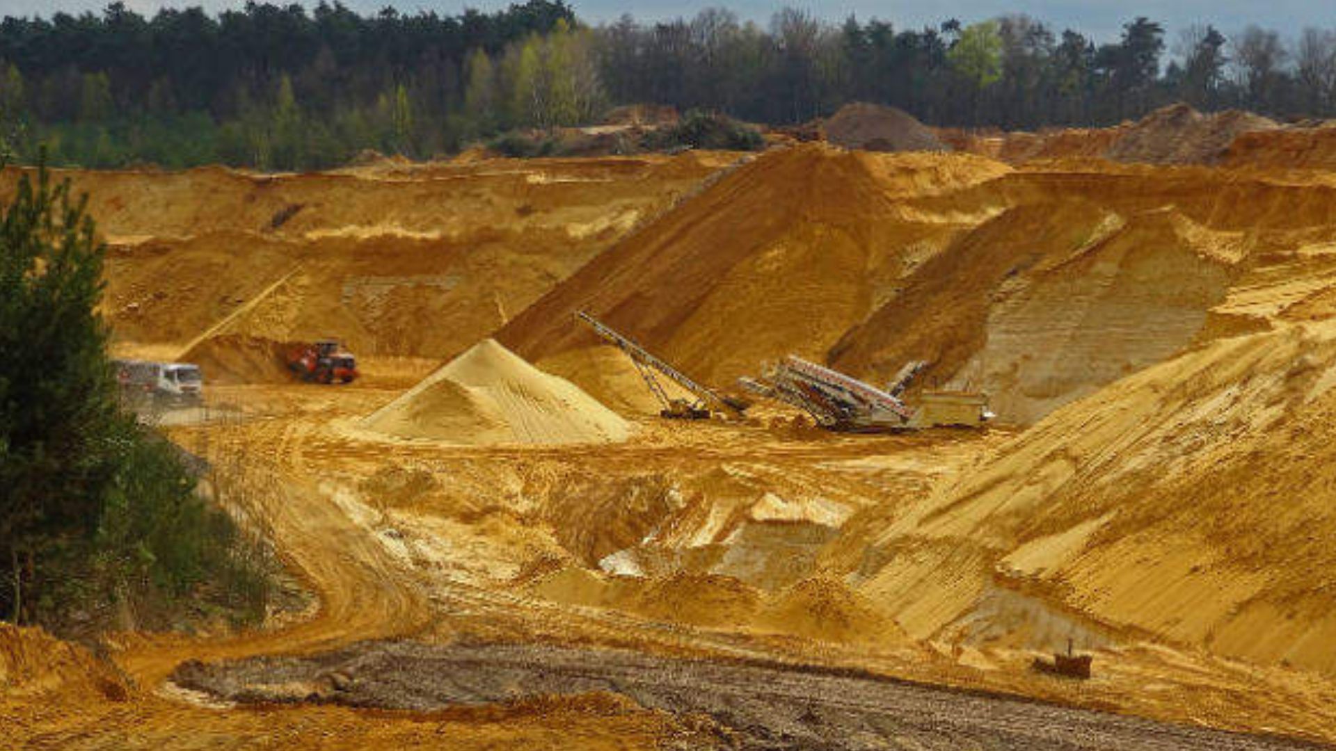 Eight-Year Illegal Sand Processing Facility Busted in Subang Airport Road Raid
