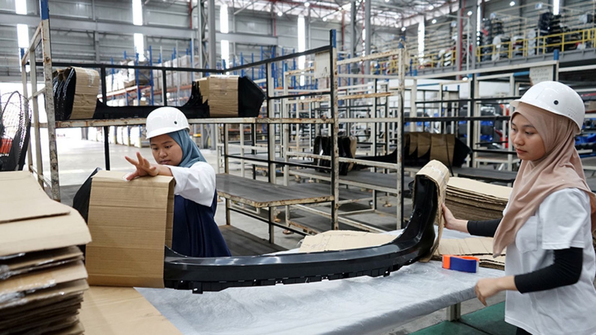 Manufacturing PMI eases while employment rises in August