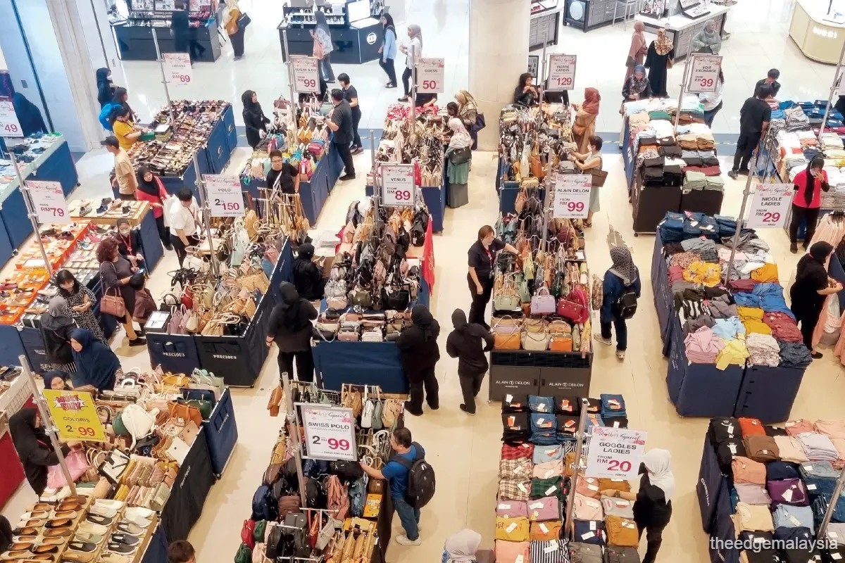 Malaysian Retail Growth Slumps as Shoppers Cut Spending