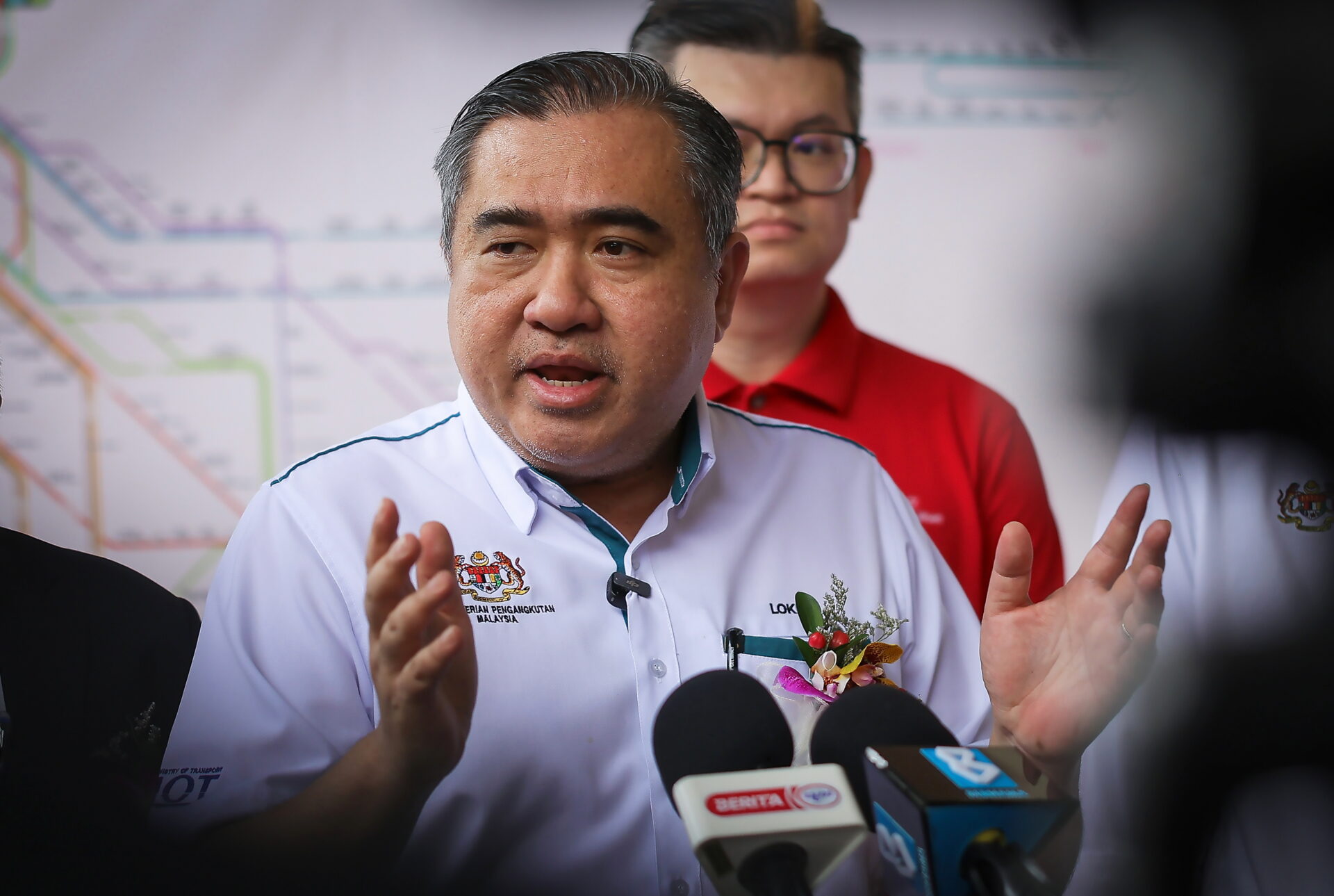 Loke Flies to China Before Finalising Cabinet Exit